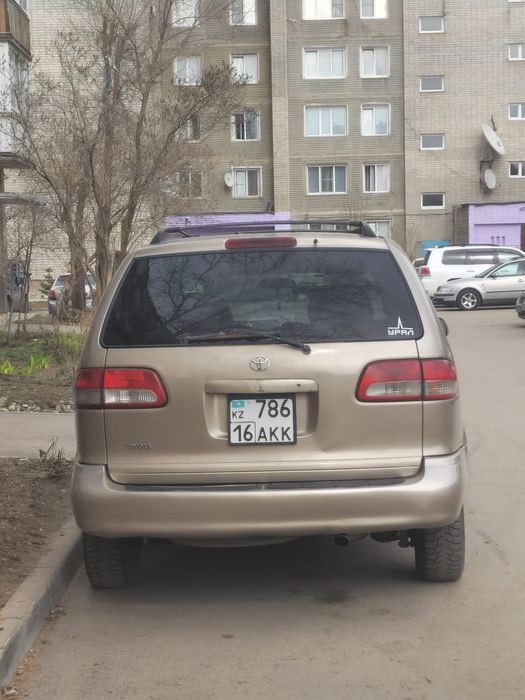 Продам  машину  таета сиена