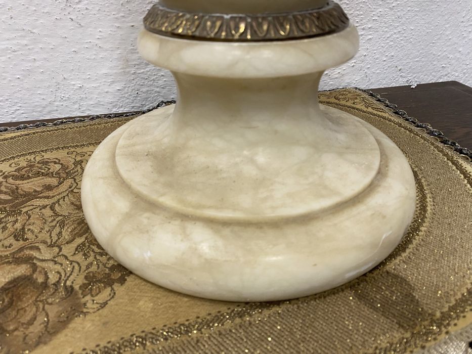 Италианска мраморна колона поставка за цветя