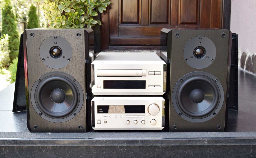 Sistem Yamaha E100, amplificator RX-E100 + cd player CDX-E100 + boxe NX-E100
