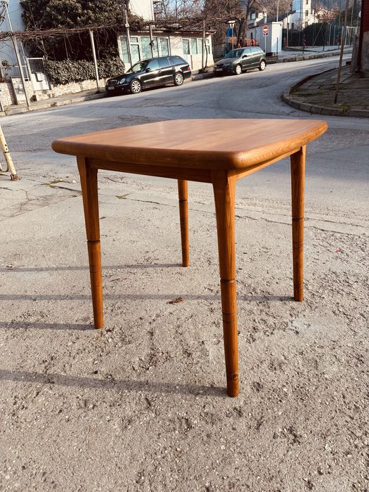 Винтидж масивна дървена маса | 70×70 см | Датирана 1989 г.