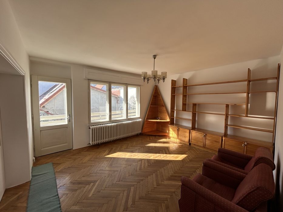 Apartament in casa 4 camere 2 bai, buctarie, garaj si curte