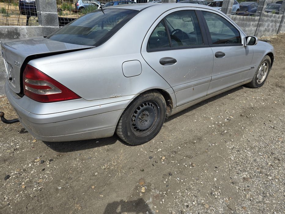 Продавам мерцедес ц220 автомат на части