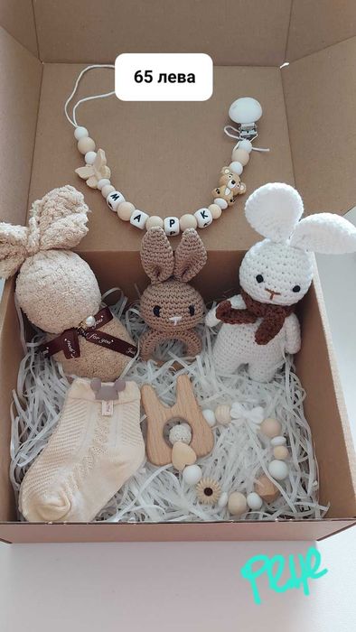 Подаръчен комплект за бебе, персонализиран клипс, дъвкалка, чорапки...