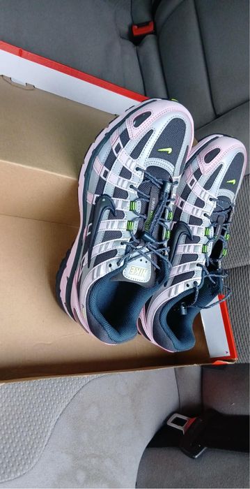 Adidasi noi cu eticheta