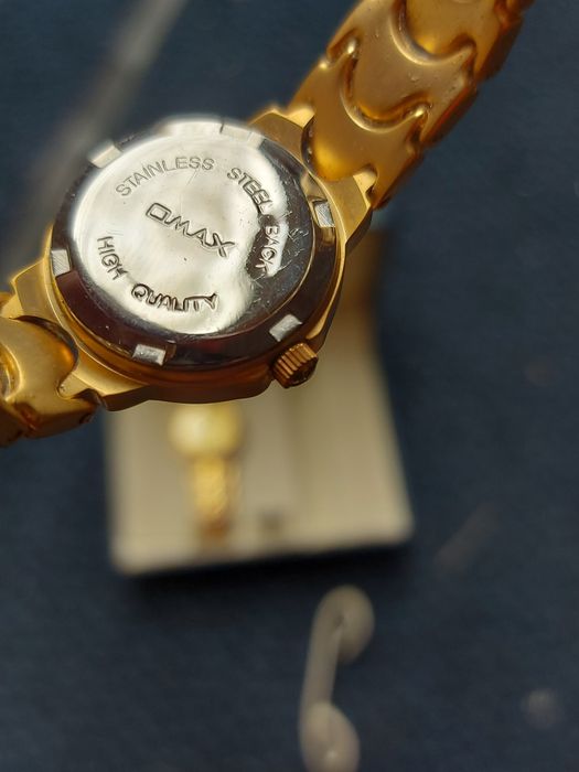 Два броя часовници чисто нови