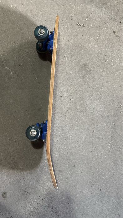 Skateboard cu model Dragon – funcțional, gata de utilizare