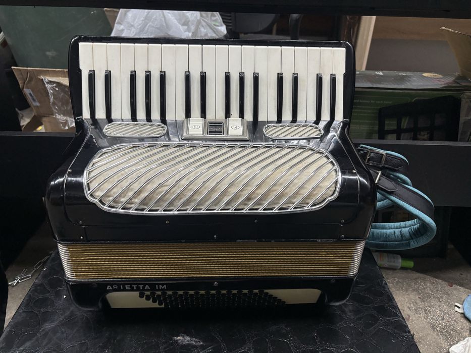 Acordeon Hohner Arietta cu 72 de basi