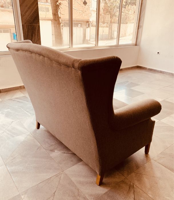 Шведски двуместен wingback диван – скандинавски дизайн
