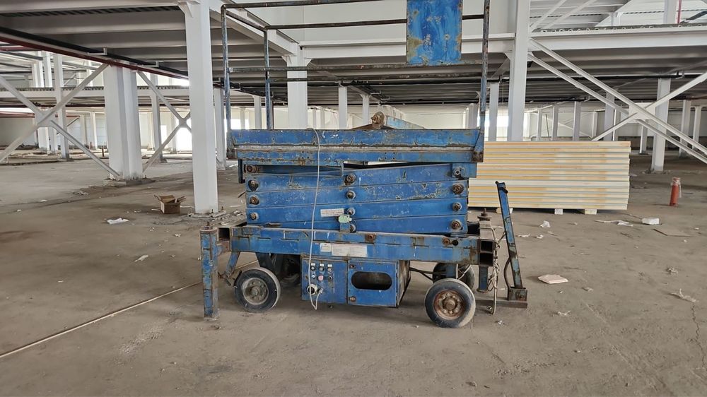 Срочно продам ножничный подъемник