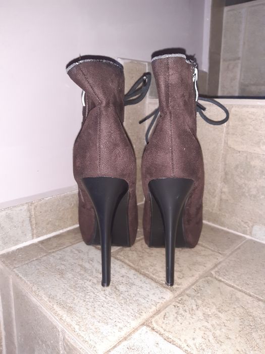 Велурени боти ботуши