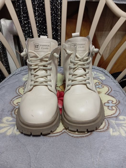 Зимние ботинки для девочек. В хорошем состоянии.