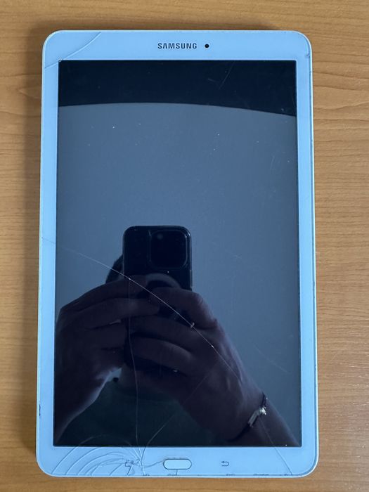 Tabletă Samsung SM-T560, destinată pentru piese sau reparații.