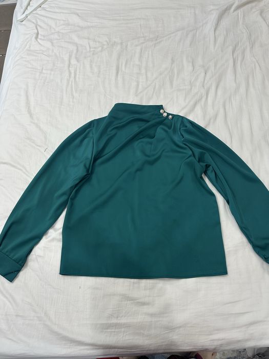 Одежда кофта близка изомрудбь цвет