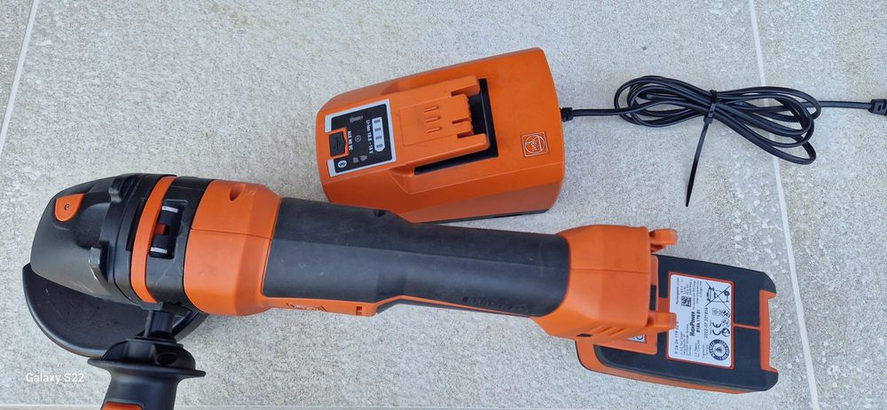 Fein polizor unghiular pe acumulator