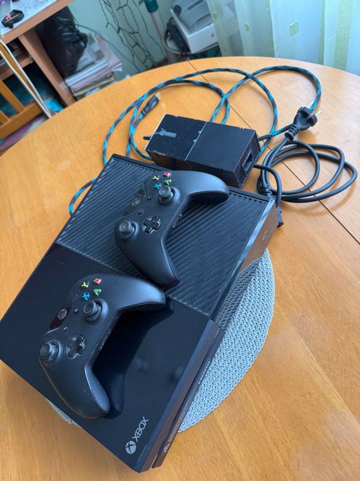 XBox One + 2 джойстика + захранване