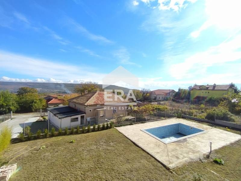 Двуетажна, завършена до ключ къща за продажба, в нов затворен тип комп