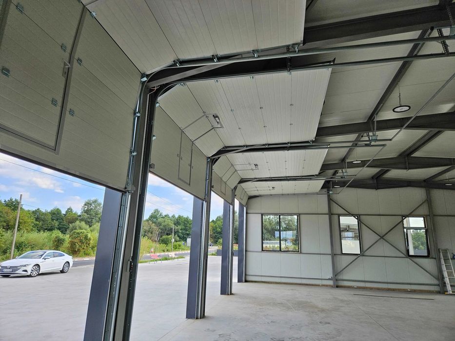 Vand Hala Metalica cu usi completa la gata cu panouri sandwich