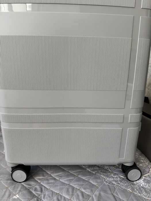 продам большой, новый чемодан