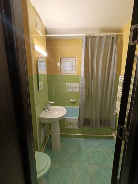 Inchiriez apt cu 3 camere, 380€