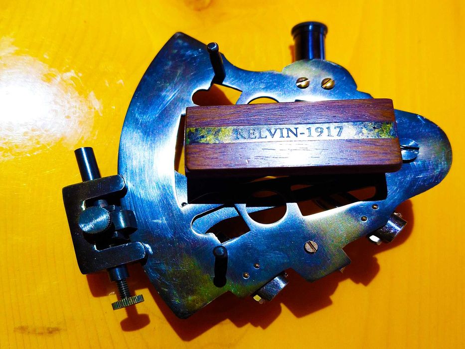 Луксозен бронзов секстант в дървена кутия