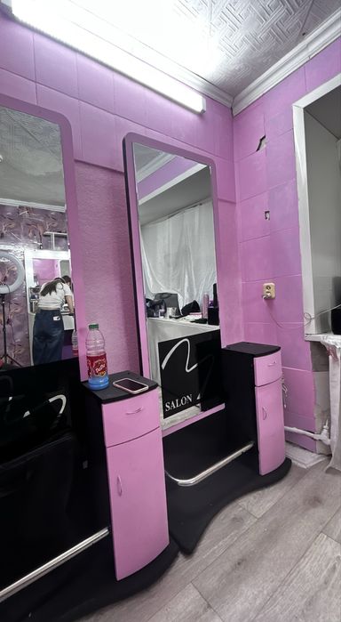 Продам два больших салонных парикмахерских  зеркал.