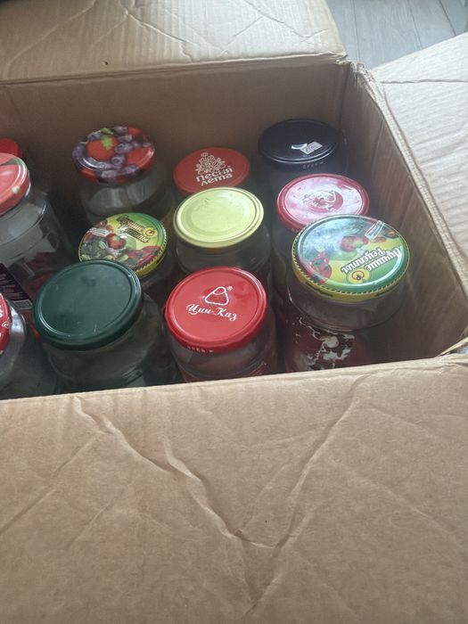 Стеклянные банки с крышками.