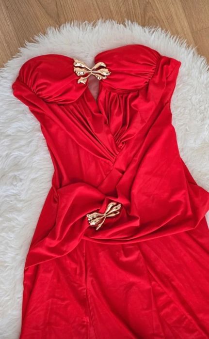 Rochie lunga de ocazie, rosie, cu tulle pe umăr si trena