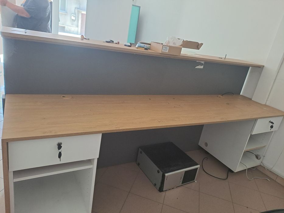 Продавам минимално използвано бюро