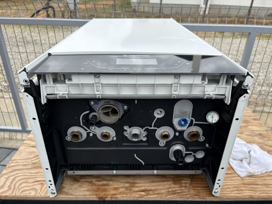 Centrală termică Ariston Genus One System 24 – pentru reparație / piese