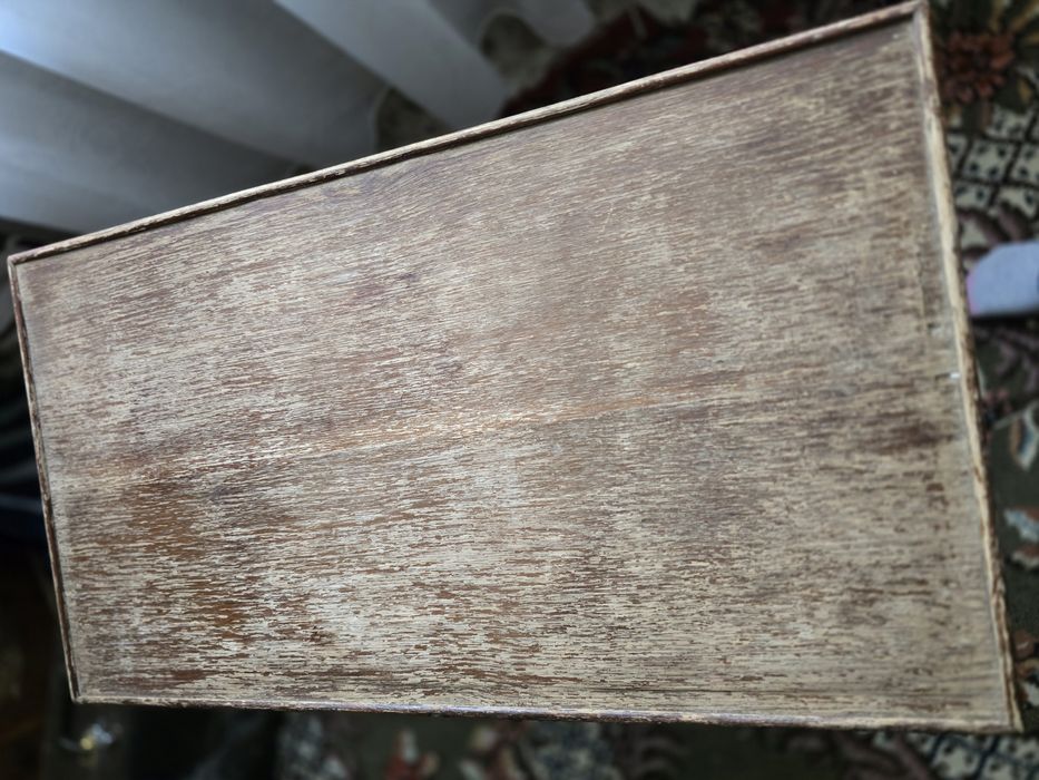 Măsuță veche din lemn masiv, rustică – ideală pentru restaurare sau decor