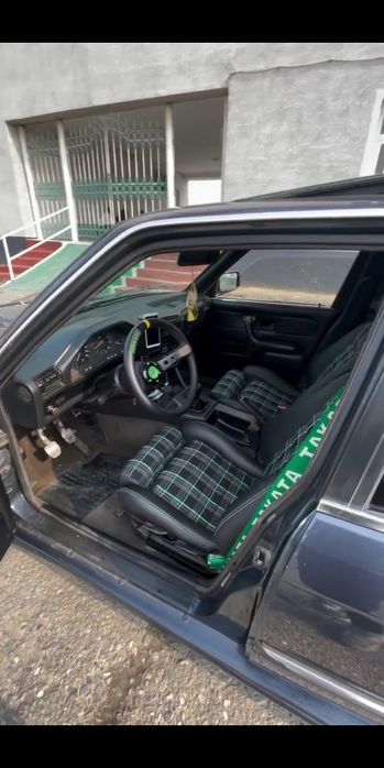 Bmw e30 325 yaxshi xolatda kami bor