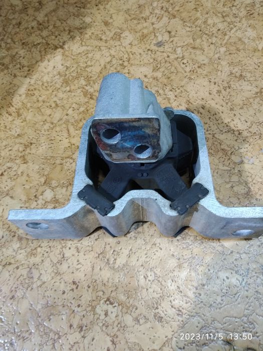 Опора двигателя Веста