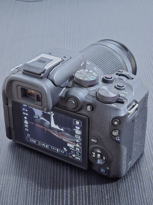 Aparat foto canon r10