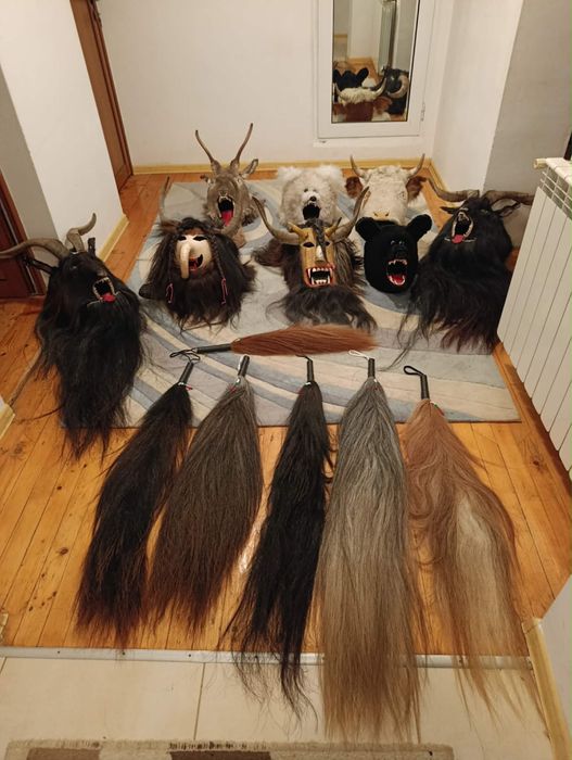 Кукерски маски опашки на бич черепи