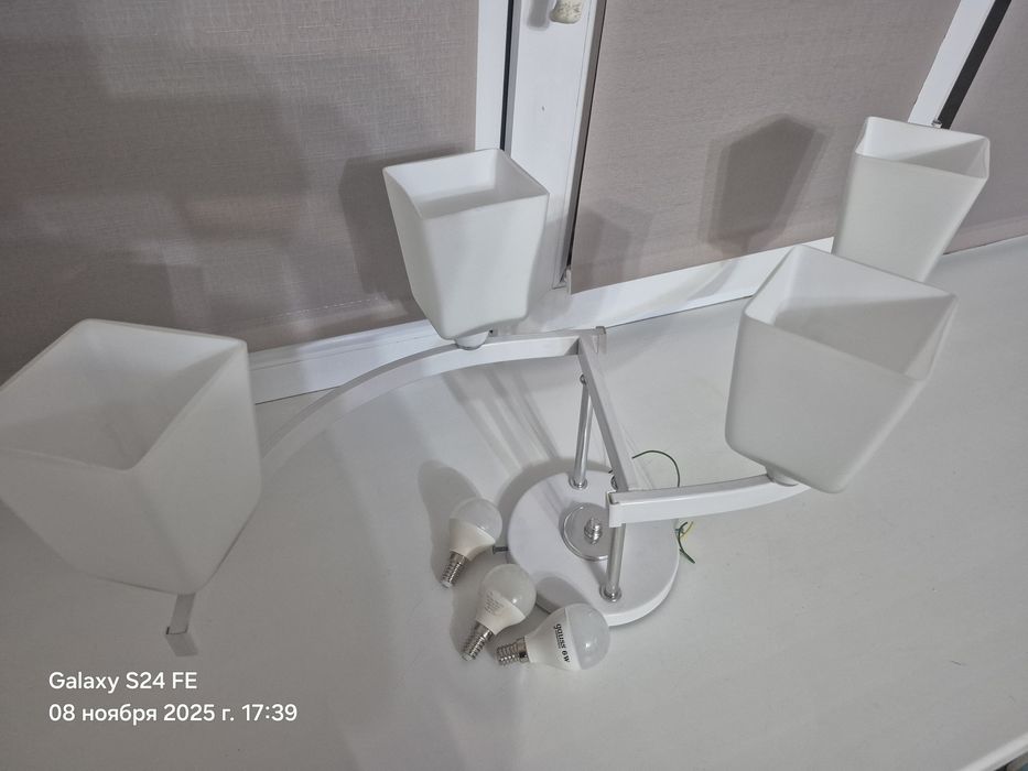 Продам люстру и палас