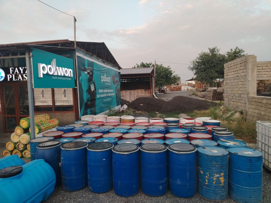 Temir va plastik bochkalar.