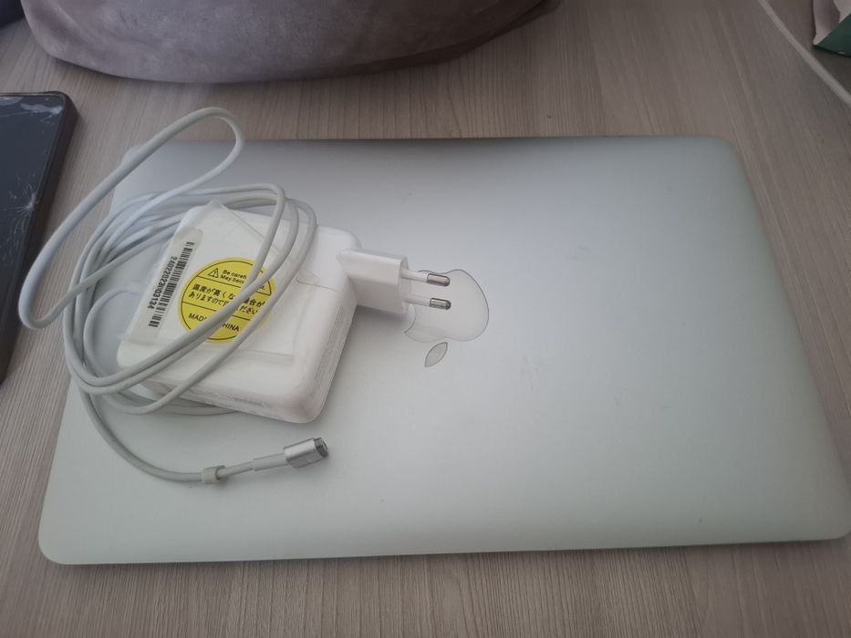 Продается Макбук эйер