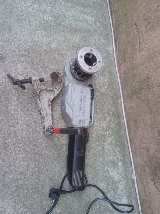 filieră electrică portabilă (clupă de filetat), modelul Super-Ego Supertronic 2000 (un brand din grupul Rothenberger).