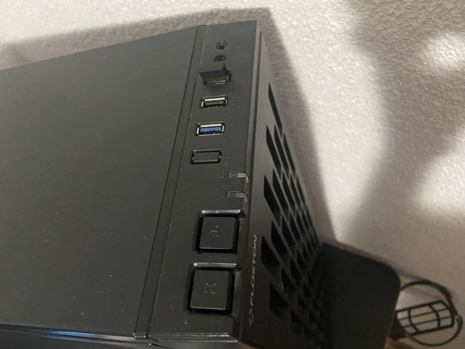 In pachet se va afla unitatea, maus cu led, tastatura cu led,maus ped,casti cu led,microfon cu led