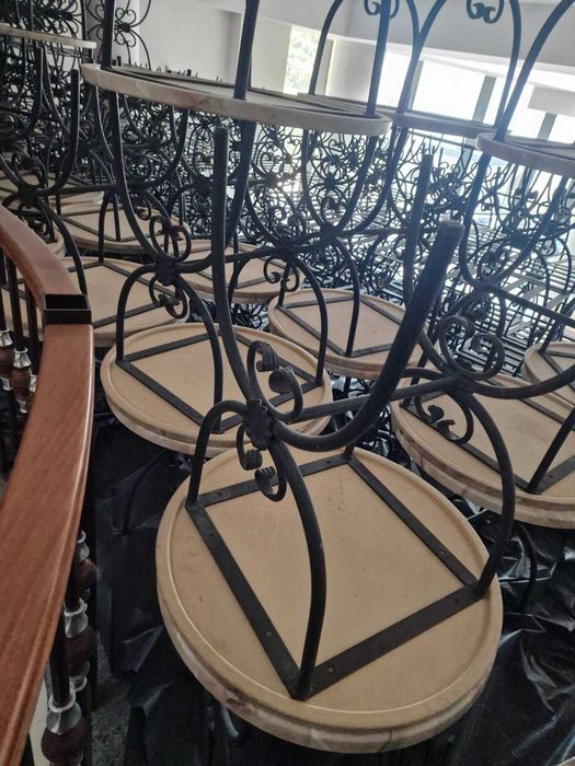 Продавам маса с два стола