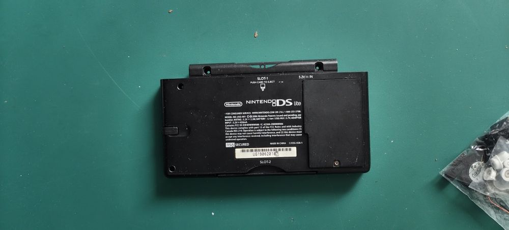 Nintendo DS Lite на части + два корпуса (черен и бял)