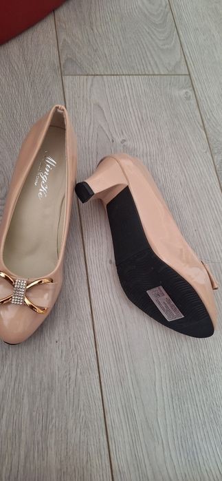 Pantofi crem damă