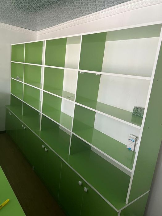 Аптека учун холати янги,тайёр стеллажли мебеллар.