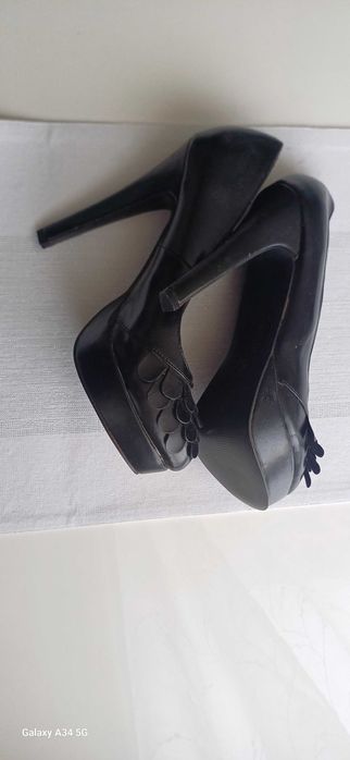 Подарявам дамски обувки на висок ток
