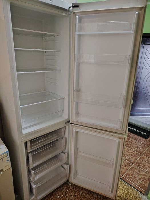 Продавам хладилник Samsung