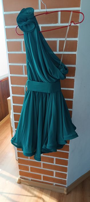 Rochie eleganta pe un umar, super cloș.
