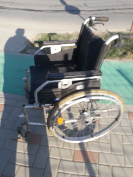 vind cariceor cu rotile  handicap nou nefolosit de 135 kg
