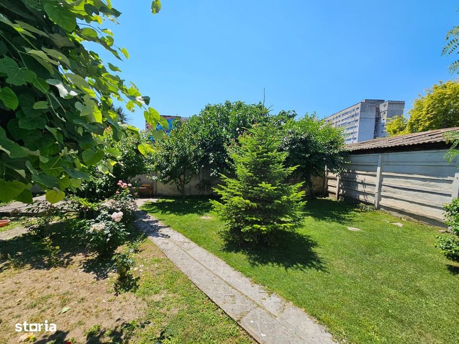 Casa eleganta cu tavane inalte si gradina superba