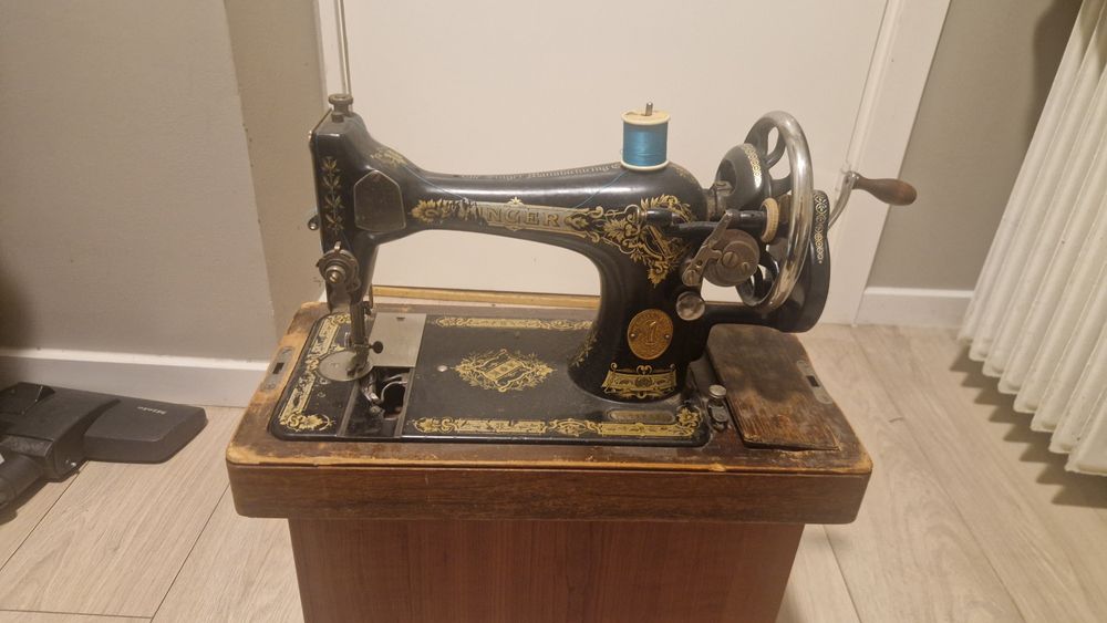 Vand masina de cusut pentru colecționari veche de 100 ani