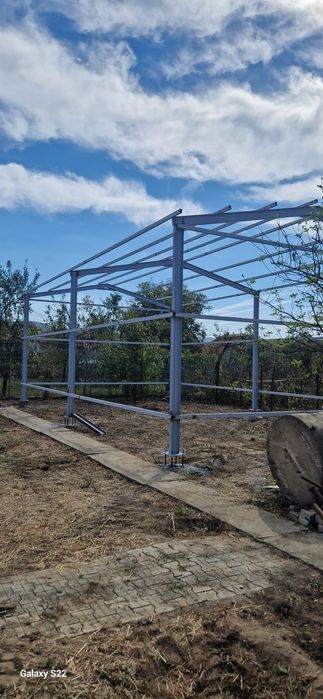 Vând structura metalica